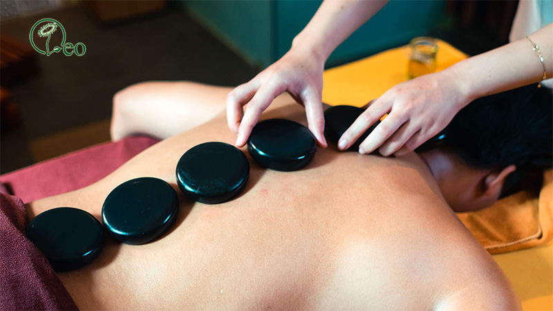 Massage trị liệu với tinh dầu